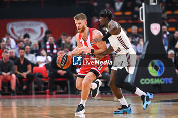 2023-12-08 - 0 Thomas Walkup of Olympiacos Piraeus competing with 1 Sylvain Francisco of FC Bayern Munich during the Euroleague, Round 13, match between Olympiacos Piraeus and FC Bayern Munich at Peace and Friendship stadium on December 8, 2023, in Piraeus, Greece. - OLYMPIACOS PIRAEUS VS FC BAYERN MUNICH - EUROLEAGUE - BASKETBALL
