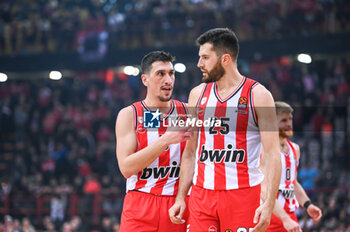 2023-12-08 - 5 Giannoulis Larentzakis with 25 Alec Peters of Olympiacos Piraeus during the Euroleague, Round 13, match between Olympiacos Piraeus and FC Bayern Munich at Peace and Friendship stadium on December 8, 2023, in Piraeus, Greece. - OLYMPIACOS PIRAEUS VS FC BAYERN MUNICH - EUROLEAGUE - BASKETBALL