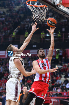 2023-12-08 - 25 Alec Peters of Olympiacos Piraeus during the Euroleague, Round 13, match between Olympiacos Piraeus and FC Bayern Munich at Peace and Friendship stadium on December 8, 2023, in Piraeus, Greece. - OLYMPIACOS PIRAEUS VS FC BAYERN MUNICH - EUROLEAGUE - BASKETBALL