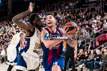 2023-12-08 - Willy Hernangomez of Fc Barcelona in action against Johnathan Motley of Fenerbahce during the Turkish Airlines EuroLeague basketball match between FC Barcelona and Fenerbahce Beko Istanbul on December 8, 2023 at Palau Blaugrana in Barcelona, Spain - BASKETBALL - EUROLEAGUE - FC BARCELONA V FENERBAHCE - EUROLEAGUE - BASKETBALL