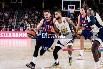 2023-12-08 - Tomas Satoransky of Fc Barcelona in action against Tyler Dorsey of Fenerbahce during the Turkish Airlines EuroLeague basketball match between FC Barcelona and Fenerbahce Beko Istanbul on December 8, 2023 at Palau Blaugrana in Barcelona, Spain - BASKETBALL - EUROLEAGUE - FC BARCELONA V FENERBAHCE - EUROLEAGUE - BASKETBALL