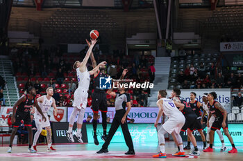 2023-10-25 - Willie Cauley-Stein #2 of Itelyum Varese (R) competes for the ball against Karlis Silins #25 of BG Gottingen (L) during FIBA Europe Cup 2023/24 Regular Season Group I game between Itelyum Varese and BG Gottingen at Itelyum Arena, Varese, Italy on October 25, 2023 - ITELYUM VARESE V BG GOTTINGEN - FIBA EUROPE CUP - BASKETBALL