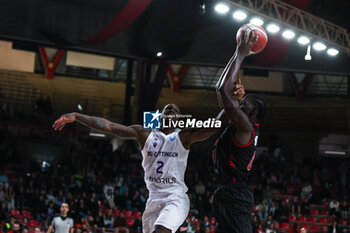2023-10-25 - Gabe Brown #44 of Itelyum Varese (R) competes for the ball against Umoja Gibson #2 of BG Gottingen (L) during FIBA Europe Cup 2023/24 Regular Season Group I game between Itelyum Varese and BG Gottingen at Itelyum Arena, Varese, Italy on October 25, 2023 - ITELYUM VARESE V BG GOTTINGEN - FIBA EUROPE CUP - BASKETBALL