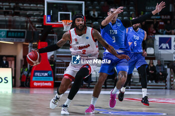2023-11-02 - Willie Cauley-Stein #2 of Itelyum Varese seen in action during FIBA Europe Cup 2023/24 Regular Season Group I game between Itelyum Varese and BC TSU Tbilisi at Itelyum Arena, Varese, Italy on November 02, 2023 - ITELYUM VARESE V BC TSU TBILISI - FIBA EUROPE CUP - BASKETBALL