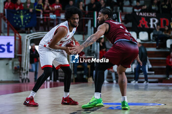 2023-11-08 - Andriu Tomas Woldetensae #8 of Itelyum Varese competes for the ball against Delano Spencer #1 of Keravnos BC during FIBA Europe Cup 2023/24 Regular Season Group I game between Itelyum Varese and Keravnos BC at Itelyum Arena, Varese, Italy on November 08, 2023 - ITELYUM VARESE V KERAVNOS BC - FIBA EUROPE CUP - BASKETBALL