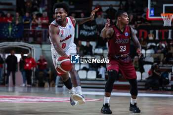 2023-11-08 - Vinnie Shahid #0 of Itelyum Varese competes for the ball against Shavar Reynolds #33 of Keravnos BC during FIBA Europe Cup 2023/24 Regular Season Group I game between Itelyum Varese and Keravnos BC at Itelyum Arena, Varese, Italy on November 08, 2023 - ITELYUM VARESE V KERAVNOS BC - FIBA EUROPE CUP - BASKETBALL