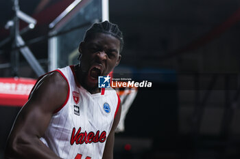 2023-11-08 - Gabe Brown #44 of Itelyum Varese celebrates the victory at the end of the match during FIBA Europe Cup 2023/24 Regular Season Group I game between Itelyum Varese and Keravnos BC at Itelyum Arena, Varese, Italy on November 08, 2023 - ITELYUM VARESE V KERAVNOS BC - FIBA EUROPE CUP - BASKETBALL