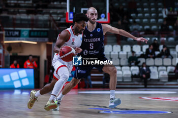 2023-12-13 - Vinnie Shahid #0 of Itelyum Varese (L) competes for the ball against Marijn Ververs #5 of ZZ Leiden (R) during FIBA Europe Cup 2023/24 Second Round Group N game between Itelyum Varese and ZZ Leiden at Itelyum Arena, Varese, Italy on December 13, 2023 - ITELYUM VARESE VS ZZ LEIDEN - FIBA EUROPE CUP - BASKETBALL