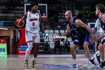 2023-12-13 - Vinnie Shahid #0 of Itelyum Varese (L) seen in action with Marijn Ververs #5 of ZZ Leiden (R) during FIBA Europe Cup 2023/24 Second Round Group N game between Itelyum Varese and ZZ Leiden at Itelyum Arena, Varese, Italy on December 13, 2023 - ITELYUM VARESE VS ZZ LEIDEN - FIBA EUROPE CUP - BASKETBALL