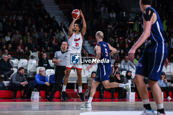 2023-12-13 - Olivier Hanlan #21 of Itelyum Varese (L) seen in action during FIBA Europe Cup 2023/24 Second Round Group N game between Itelyum Varese and ZZ Leiden at Itelyum Arena, Varese, Italy on December 13, 2023 - ITELYUM VARESE VS ZZ LEIDEN - FIBA EUROPE CUP - BASKETBALL