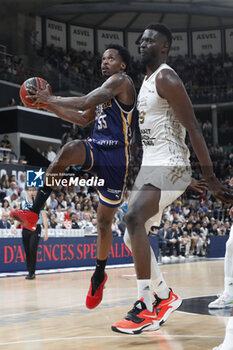 2023-06-04 - Barry BROWN of Metropolitans and Youssoupha FALL of Lyon during the French championship, Betclic Elite Basketball match, Playoffs Match 4 between LDLC Asvel and Metropolitans 92 (Boulogne - Levallois) on June 4, 2023 at Astroballe in Villeurbane, France - BASKETBALL - FRENCH CHAMP - ASVEL V METROPOLITANS - FRENCH PRO A - BASKETBALL