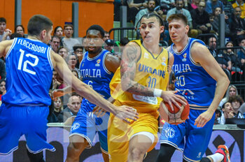2023-02-23 - Issuf Sanon of Ukraine against Diego Flaccadori of Italy and Luca Severini of Italy - WORLD CUP QUALIFIERS - ITALY VS UKRAINE - INTERNATIONALS - BASKETBALL