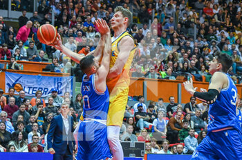 2023-02-23 - Artem Pustovy of Ukraine thwarted by Marco Spissu of Italy - WORLD CUP QUALIFIERS - ITALY VS UKRAINE - INTERNATIONALS - BASKETBALL
