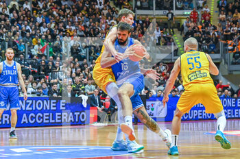2023-02-23 - Amedeo Tessitori of Italy is fouled by Artem Pustovy of Ukraine - WORLD CUP QUALIFIERS - ITALY VS UKRAINE - INTERNATIONALS - BASKETBALL