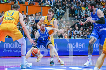 2023-02-23 - Niccolò Mannion of Italy thwarted by Andrii Voinalovych of Ukraine - WORLD CUP QUALIFIERS - ITALY VS UKRAINE - INTERNATIONALS - BASKETBALL
