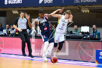 2023-02-26 - Damien INGLIS (77) of France and Mindaugas KUZMINSKAS (19) of Lithuania during the FIBA Basketball World Cup 2023 Qualifiers between France and Lithuania on February 26, 2023 at Arena Loire in Trelaze, France - BASKETBALL - FIBA BASKETBALL WORLD CUP 2023 QUALIFIERS - FRANCE V LITHUANIA - INTERNATIONALS - BASKETBALL