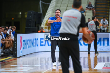 2023-08-09 - Head Coach GIANMARCO POZZECCO of Italy disagree with referee decision during the Aegean Acropolis Tournament match between Italy and Serbia at Oaka Stadium on August 9, 2023, in Athens, Greece. - AEGEAN ACROPOLIS TOURNAMENT - SERBIA VS ITALY - INTERNATIONALS - BASKETBALL