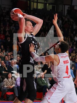 2023-01-02 - Leon Radosevic (Bertram Yachts Derthona Tortona) thwarted by Colbey Ross (Openjobmetis Varese)  - OPENJOBMETIS VARESE VS BERTRAM YACHTS DERTHONA TORTONA - ITALIAN SERIE A - BASKETBALL