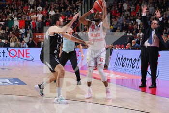2023-01-02 - Markel Brown (Openjobmetis Varese) 3 points shoot thwarted by Ariel Filloy (Bertram Yachts Derthona Tortona)  - OPENJOBMETIS VARESE VS BERTRAM YACHTS DERTHONA TORTONA - ITALIAN SERIE A - BASKETBALL