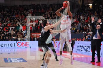 2023-01-02 - Markel Brown (Openjobmetis Varese) 3 points shoot thwarted by Ariel Filloy (Bertram Yachts Derthona Tortona)  - OPENJOBMETIS VARESE VS BERTRAM YACHTS DERTHONA TORTONA - ITALIAN SERIE A - BASKETBALL