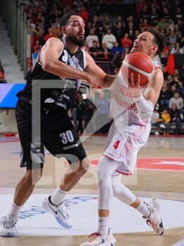 2023-01-02 - Colbey Ross (Openjobmetis Varese) thwarted by Tyler Cain (Bertram Yachts Derthona Tortona)  - OPENJOBMETIS VARESE VS BERTRAM YACHTS DERTHONA TORTONA - ITALIAN SERIE A - BASKETBALL