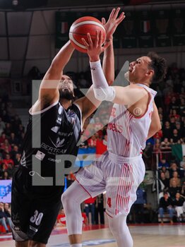 2023-01-02 - Colbey Ross (Openjobmetis Varese) thwarted by Tyler Cain (Bertram Yachts Derthona Tortona)  - OPENJOBMETIS VARESE VS BERTRAM YACHTS DERTHONA TORTONA - ITALIAN SERIE A - BASKETBALL