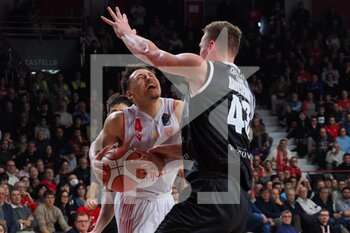 2023-01-02 - Colbey Ross (Openjobmetis Varese) thwarted by Leon Radosevic (Bertram Yachts Derthona Tortona)  - OPENJOBMETIS VARESE VS BERTRAM YACHTS DERTHONA TORTONA - ITALIAN SERIE A - BASKETBALL