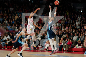 15/01/2023 - Brown pass the ball and young try to intercept it. - OPENJOBMETIS VARESE VS GEVI NAPOLI BASKET - SERIE A - BASKET