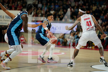 15/01/2023 - Young pass the ball to Williams  - OPENJOBMETIS VARESE VS GEVI NAPOLI BASKET - SERIE A - BASKET