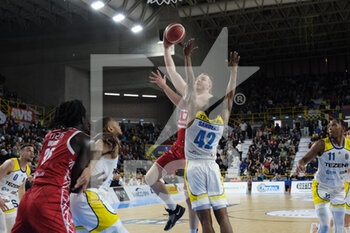05/03/2023 - Penetration of Arturs Strautins  - UnaHotels Reggio Emilia - TEZENIS VERONA VS UNAHOTELS REGGIO EMILIA - SERIE A ITALIA - BASKET