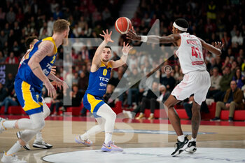 2023-03-26 - Cappelletti pass to Anderson  - OPENJOBMETIS VARESE VS TEZENIS VERONA - ITALIAN SERIE A - BASKETBALL