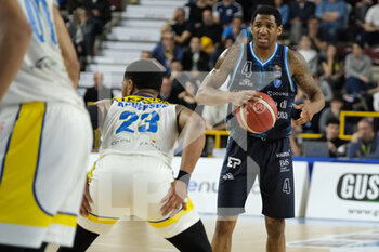 2023-04-02 - Gerald Robinson - Dinamo Sassari Basket play the ball - TEZENIS VERONA VS BANCO DI SARDEGNA SASSARI - ITALIAN SERIE A - BASKETBALL
