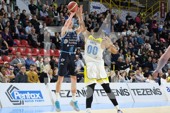 2023-04-02 - Suspension shot of Eimantas Bendzius - Dinamo Sassari Basket - TEZENIS VERONA VS BANCO DI SARDEGNA SASSARI - ITALIAN SERIE A - BASKETBALL