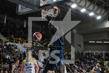 2023-04-02 - Dunk of Ousmane Diop - Dinamo Sassari Basket - TEZENIS VERONA VS BANCO DI SARDEGNA SASSARI - ITALIAN SERIE A - BASKETBALL