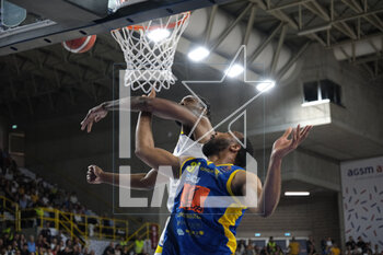 2023-04-23 - Fight under the basket between Trevor Thompson - Givova Scafati and Cyril Langevine - Tezenis Verona - TEZENIS VERONA VS GIVOVA SCAFATI - ITALIAN SERIE A - BASKETBALL