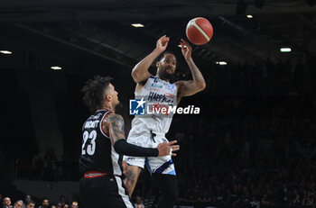 2023-05-13 - Ky Bowman (Happy Casa Brindisi) thwarted by Daniel Hackett (Segafredo Virtus Bologna) during game 1 of the playoff quarter-finals of the Italian A1 basketball championship match Segafredo Virtus Bologna Vs. Happy Casa Brindisi - Bologna, Italy, May 13, 2023 at Segafredo Arena - Photo: Michele Nucci - PLAYOFF - VIRTUS BOLOGNA VS NEW BASKET BRINDISI - ITALIAN SERIE A - BASKETBALL