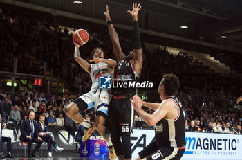 2023-05-13 - Marcquise Reed (Happy Casa Brindisi) thwarted by Awudu Abass (Segafredo Virtus Bologna) during game 1 of the playoff quarter-finals of the Italian A1 basketball championship match Segafredo Virtus Bologna Vs. Happy Casa Brindisi - Bologna, Italy, May 13, 2023 at Segafredo Arena - Photo: Michele Nucci - PLAYOFF - VIRTUS BOLOGNA VS NEW BASKET BRINDISI - ITALIAN SERIE A - BASKETBALL