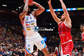 2023-10-01 - James Young (Nutribullet Treviso Basket) thwarted by Stefano Tonut (EA7 Emporio Armani Olimpia Milano) - EA7 EMPORIO ARMANI MILANO VS NUTRIBULLET TREVISO BASKET - ITALIAN SERIE A - BASKETBALL