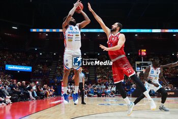 2023-10-01 - James Young (Nutribullet Treviso Basket) thwarted by Nikola Mirotic (EA7 Emporio Armani Olimpia Milano) - EA7 EMPORIO ARMANI MILANO VS NUTRIBULLET TREVISO BASKET - ITALIAN SERIE A - BASKETBALL