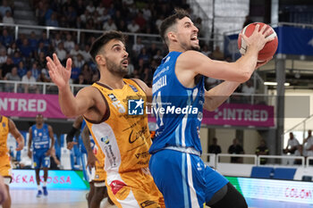 2023-10-01 - Penetration of John Petrucelli of Germani Basket Brescia in action during the match between Germani Basket Brescia and Carpegna Prosciutto Pesaro, regular season of A1 Italian Basketball Championship 2023/2024 at PalaLeonessa A2A on October 1, 2023, Brixia, Italy. - GERMANI BRESCIA VS CARPEGNA PROSCIUTTO PESARO - ITALIAN SERIE A - BASKETBALL
