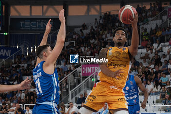 2023-10-01 - Trevon Bluiett of Carpegna Prosciutto Pesaro in action during the match between Germani Basket Brescia and Carpegna Prosciutto Pesaro, regular season of A1 Italian Basketball Championship 2023/2024 at PalaLeonessa A2A on October 1, 2023, Brixia, Italy. - GERMANI BRESCIA VS CARPEGNA PROSCIUTTO PESARO - ITALIAN SERIE A - BASKETBALL