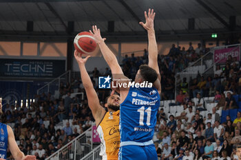 2023-10-01 - Ray McCallum of Carpegna Prosciutto Pesaro in action during the match between Germani Basket Brescia and Carpegna Prosciutto Pesaro, regular season of A1 Italian Basketball Championship 2023/2024 at PalaLeonessa A2A on October 1, 2023, Brixia, Italy. - GERMANI BRESCIA VS CARPEGNA PROSCIUTTO PESARO - ITALIAN SERIE A - BASKETBALL