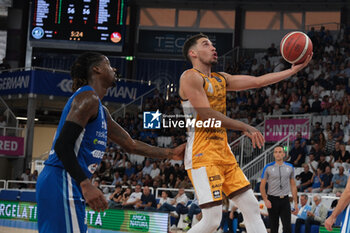 2023-10-01 - Scott Bamforth of Carpegna Prosciutto Pesaro in action during the match between Germani Basket Brescia and Carpegna Prosciutto Pesaro, regular season of A1 Italian Basketball Championship 2023/2024 at PalaLeonessa A2A on October 1, 2023, Brixia, Italy. - GERMANI BRESCIA VS CARPEGNA PROSCIUTTO PESARO - ITALIAN SERIE A - BASKETBALL