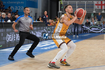 2023-10-01 - Scott Bamforth of Carpegna Prosciutto Pesaro in action during the match between Germani Basket Brescia and Carpegna Prosciutto Pesaro, regular season of A1 Italian Basketball Championship 2023/2024 at PalaLeonessa A2A on October 1, 2023, Brixia, Italy. - GERMANI BRESCIA VS CARPEGNA PROSCIUTTO PESARO - ITALIAN SERIE A - BASKETBALL