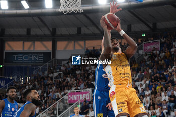 2023-10-01 - Quincy Ford of Carpegna Prosciutto Pesaro take the rebound during the match between Germani Basket Brescia and Carpegna Prosciutto Pesaro, regular season of A1 Italian Basketball Championship 2023/2024 at PalaLeonessa A2A on October 1, 2023, Brixia, Italy. - GERMANI BRESCIA VS CARPEGNA PROSCIUTTO PESARO - ITALIAN SERIE A - BASKETBALL