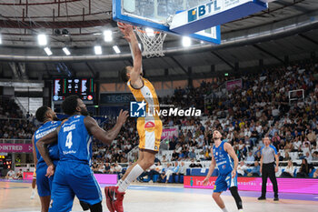2023-10-01 - Scott Bamforth of Carpegna Prosciutto Pesaro take the rebound during the match between Germani Basket Brescia and Carpegna Prosciutto Pesaro, regular season of A1 Italian Basketball Championship 2023/2024 at PalaLeonessa A2A on October 1, 2023, Brixia, Italy. - GERMANI BRESCIA VS CARPEGNA PROSCIUTTO PESARO - ITALIAN SERIE A - BASKETBALL