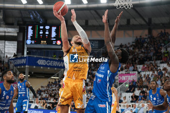 2023-10-01 - Gavin Schilling of Carpegna Prosciutto Pesaro in action during the match between Germani Basket Brescia and Carpegna Prosciutto Pesaro, regular season of A1 Italian Basketball Championship 2023/2024 at PalaLeonessa A2A on October 1, 2023, Brixia, Italy. - GERMANI BRESCIA VS CARPEGNA PROSCIUTTO PESARO - ITALIAN SERIE A - BASKETBALL