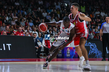 2023-10-04 - Gabe Brown #44 of Pallacanestro Varese OpenJobMetis competes for the ball against Ryan Hawkins #33 of Estra Pistoia during LBA Lega Basket A 2023/24 Regular Season game between Pallacanestro Varese OpenJobMetis and Estra Pistoia at Itelyum Arena, Varese, Italy on October 04, 2023 - OPENJOBMETIS VARESE VS ESTRA PISTOIA - ITALIAN SERIE A - BASKETBALL