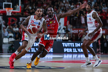 2023-10-04 - Olivier Hanlan #21 of Pallacanestro Varese OpenJobMetis competes for the ball against Carl Wheatle #24 of Estra Pistoia during LBA Lega Basket A 2023/24 Regular Season game between Pallacanestro Varese OpenJobMetis and Estra Pistoia at Itelyum Arena, Varese, Italy on October 04, 2023 - OPENJOBMETIS VARESE VS ESTRA PISTOIA - ITALIAN SERIE A - BASKETBALL