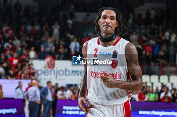 2023-10-04 - Willie Cauley-Stein #2 of Pallacanestro Varese OpenJobMetis celebrates the victory at the end of the match during LBA Lega Basket A 2023/24 Regular Season game between Pallacanestro Varese OpenJobMetis and Estra Pistoia at Itelyum Arena, Varese, Italy on October 04, 2023 - OPENJOBMETIS VARESE VS ESTRA PISTOIA - ITALIAN SERIE A - BASKETBALL
